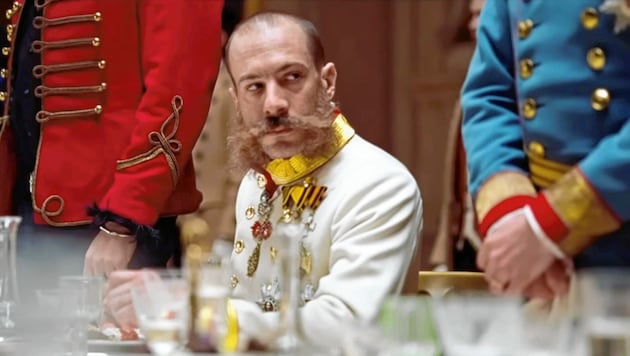Florian Teichtmeister als Kaiser Franz Joseph in „Corsage“ (Bild: YouTube.com)
