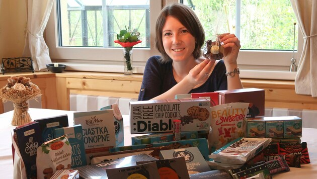Zuckerfrei, aber mit Genuss: Gründerin Eva-Maria Ablasser mit einer Auswahl ihrer Produkte. (Bild: ZuckerfreiStore)