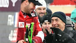 Vincent Kriechmayr mit dem Sänger Hubert von Goisern nach Abfahrt der Männer im Zielraum von Kitzbühel (Bild: APA/BARBARA GINDL)