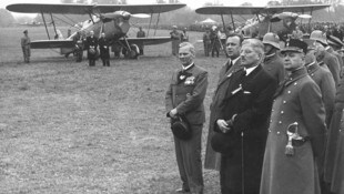 Heinrich Gleißner (izquierda) y el canciller federal Schuschnigg (centro) en 1937 al recibir un nuevo avión en Linz (Imagen: Stöger Max)