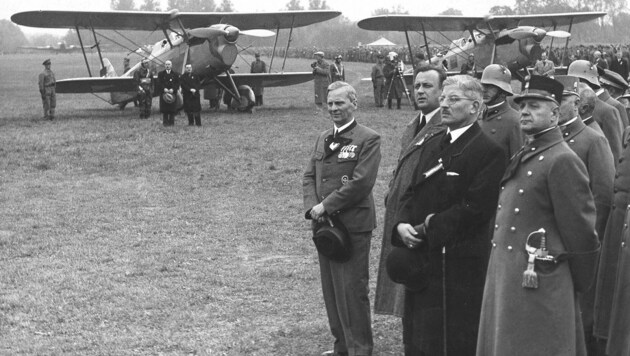 Heinrich Gleißner (links) und Bundeskanzler Schuschnigg (Mitte) 1937 bei Übernahme neuer Flugzeuge in Linz (Bild: Stöger Max)