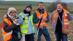 Die ersten Weinviertler haben sich schon an den Feldbegehungen beteiligt und sackten Funde ein (re.). (Bild: Jakob Maurer)