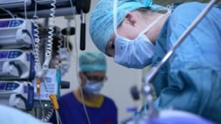 Die Wartezeiten auf Augen-Operationen sollen deutlich sinken (Symbolbild). 