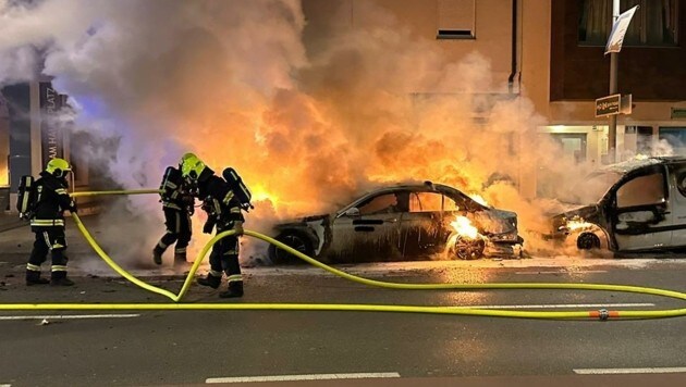 Viel Einsatz: Ein Auto stand zuletzt in Schwechat in Brand (Bild: Freiwillige Feuerwehr Schwechat)