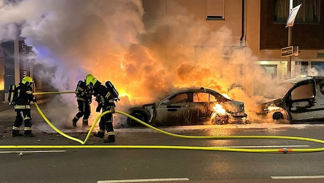 Viel Einsatz: Ein Auto stand zuletzt in Schwechat in Brand (Bild: Freiwillige Feuerwehr Schwechat)