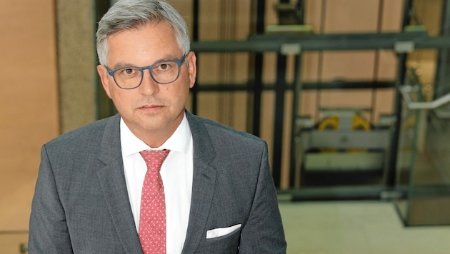 Ministr financí Magnus Brunner (ÖVP) se chce z úpadku společnosti Signa poučit. (Bild: Jöchl Martin)