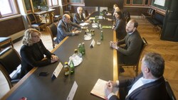 Bei der Sonderpräsidiale zum ÖVP-Korruptions-U-Ausschuss konnte man sich zumindest auf eine weitere Sitzung einigen. (Bild: APA/ALEX HALADA)