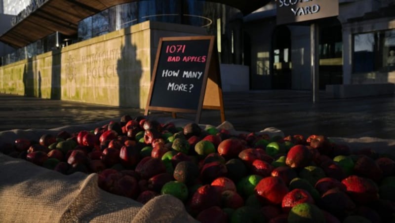 Die faulen Äpfel sollen die Zahl der Beamten der Metropolitan Police widerspiegeln, gegen die wegen des Vorwurfs des häuslichen Missbrauchs oder der Gewalt gegen Frauen und Mädchen ermittelt wurde bzw. wird. (Bild: APA/AFP/Daniel LEAL)