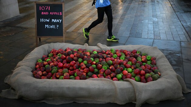 Insgesamt standen 1071 faule Äpfel am Freitag vor dem Hauptsitz der britischen Metropolitan Police, in London. (Bild: APA/AFP/Daniel LEAL)