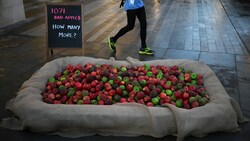 Insgesamt standen 1071 faule Äpfel am Freitag vor dem Hauptsitz der britischen Metropolitan Police, in London. (Bild: APA/AFP/Daniel LEAL)