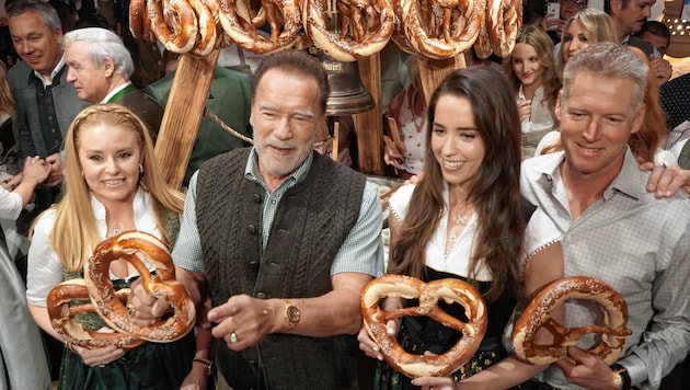 Arnold Schwarzenegger mit seiner Heather (li.). Seine Tochter Christina und Neffe Patrick feierten mit ihm. (Bild: Sepp Pail)