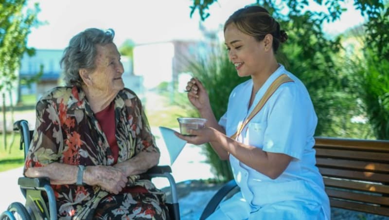 Auch eine soziale Innovation: Pflegerinnen von den Philippinen arbeiten seit dem Herbst 2022 im Bezirk Perg in verschiedenen Altenheimen. Hier Frau May-Joy mit Frau Johanna (Bild: Horst Einöder/Flashpictures)