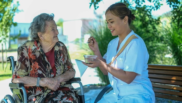 Auch eine soziale Innovation: Pflegerinnen von den Philippinen arbeiten seit dem Herbst 2022 im Bezirk Perg in verschiedenen Altenheimen. Hier Frau May-Joy mit Frau Johanna (Bild: Horst Einöder/Flashpictures)