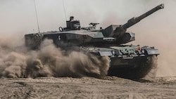 Die Ukraine fordert seit Langem eine Lieferung von Kampfpanzern. Dabei geht es insbesondere um den deutschen Leopard 2. (Bild: APA/AFP/Wojtek RADWANSKI)