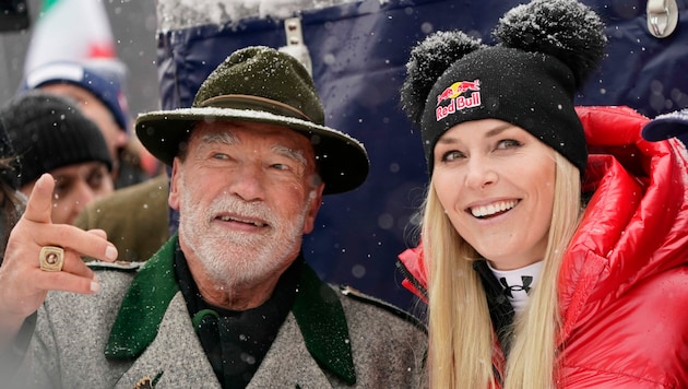 Arnold Schwarzenegger plauderte bei der Hahnenkammabfahrt auch mit Lindsey Vonn (Bild: APA/AP Photo/Giovanni Auletta)