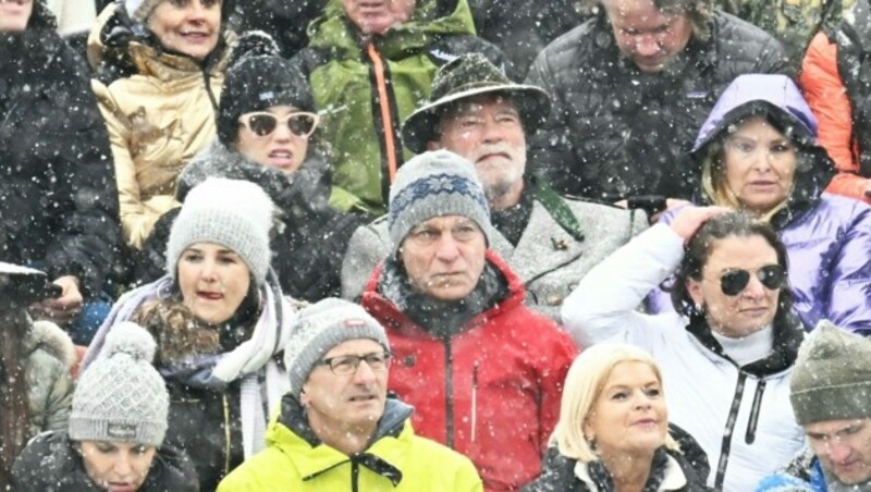 Arnold Schwarzenegger verfolgte mit Tochter Christina und Freundin Heather Milligan die Hahnenkammabfahrt in Kitzbühel. (Bild: APA/BARBARA GINDL)