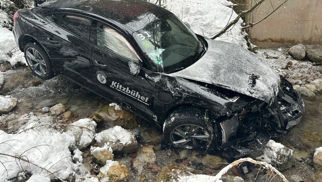 Das Fahrzeug ist ein Totalschaden (Bild: zoom.tirol)