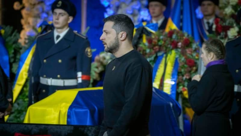 Der ukrainische Präsident Wolodymyr Selenskyj hat sich emotional von seinem bei einem Hubschrauberabsturz ums Leben gekommenen Innenminister Denys Monastyrskyj verabschiedet. (Bild: The Associated Press)