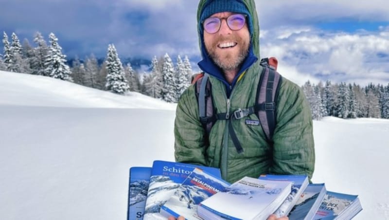 Der Villacher Robert Zink mit all seinen großartigen Tourenführern, die er extra fürs Foto auf Skitour mitgenommen hatte (Bild: Wallner Hannes)