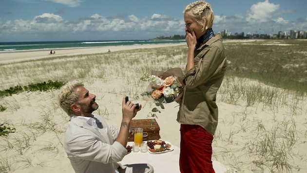 Überraschung nach dem Auszug von Verena Kerth. Marc Terenzi wartet am Strand auf sie und macht ihr einen Heiratsantrag. (Bild: RTL)