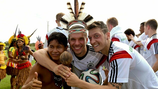 Mesut Özils Frisur (re.) war bei der WM 2014 in Brasilien ein Thema. Lukas Podolski auch. (Bild: REUTERS)