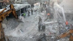 Einsatzkräfte und Zivilisten suchen nach dem Hauseinsturz in Aleppo nach Überlebenden. (Bild: Hawar News Agency)