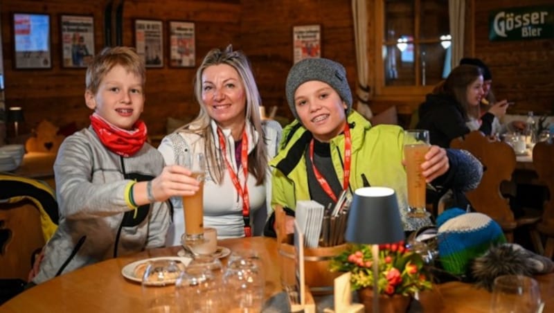 Gewinnerin Radka Polt, Nico Maier (links) und Finn Swoboda haben bisher noch kein Hahnenkamm-Rennen in Kitzbühel hautnah erlebt - bis gestern! „Dass wir sogar noch zum Slalom dürfen, freut uns ganz besonders“, sagten Nico und Finn. (Bild: Wenzel Markus)