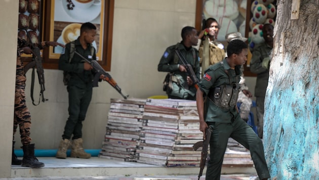 Polizeibeamte vor dem Regierungsgebäude von Mogadischu, in dem sich bewaffnete Männer verschanzt hatten (Bild: APA/AFP/Hassan Ali ELMI)