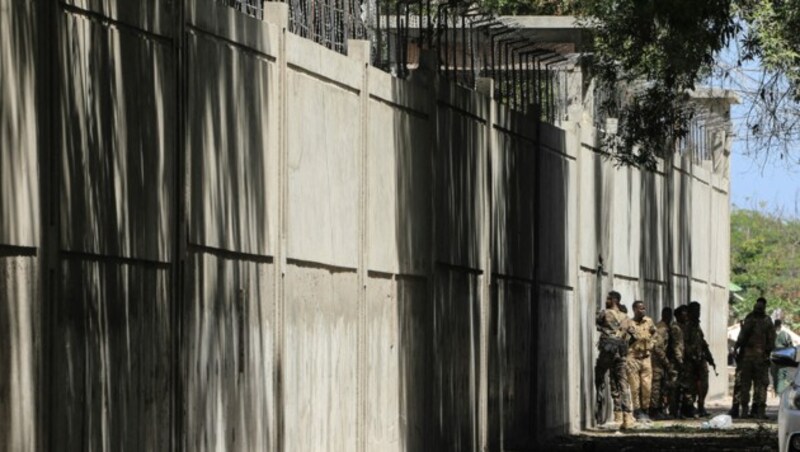 Die Polizei rückte zum Regierungsgebäude in der somalischen Hauptstadt Mogadischu an, das zuvor von bewaffneten Männern gestürmt worden war. (Bild: APA/AFP/Hassan Ali ELMI)