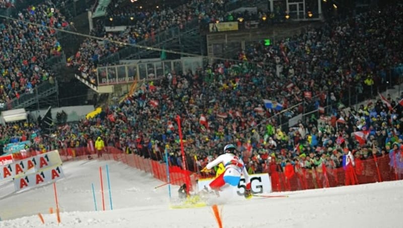 An die 40.000 Fans werden Schladming am Dienstag wieder in einen Hexenkessel verwandeln. (Bild: Pail Sepp)