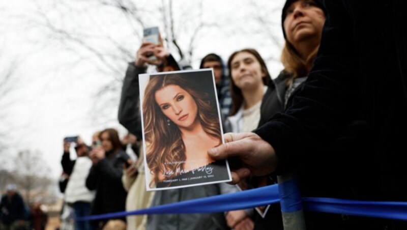 Zahlreiche Fans pilgerten nach Graceland, um Lisa Marie Presley die letzte Ehre zu erweisen. (Bild: APA/Getty Images via AFP/GETTY IMAGES/Jason Kempin)