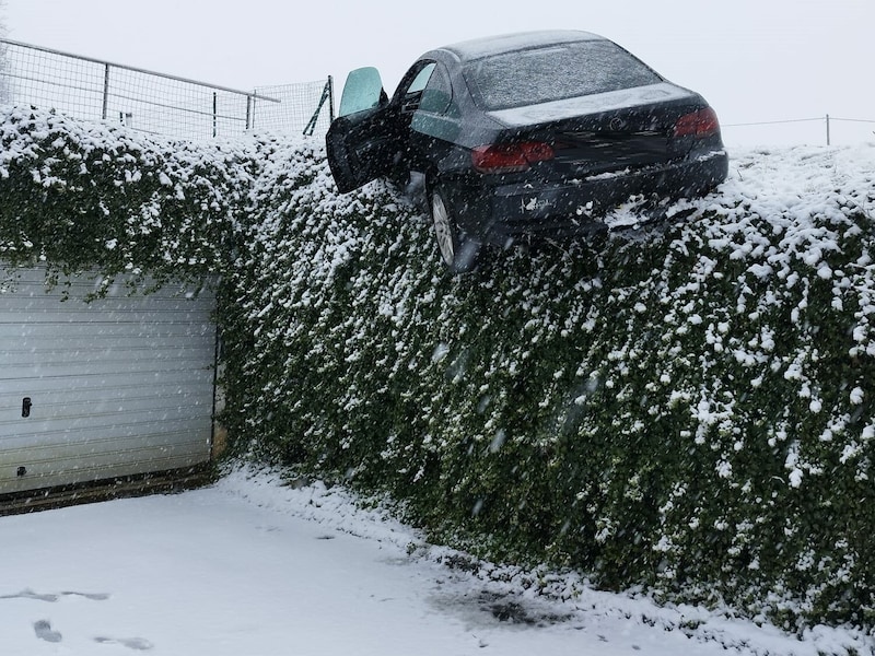 Ein Verkehrsunfall in der Steiermark bei dem ein Pkw verkehrt den Berg hinuntergerutscht war. (Bild: FF Berndorf)