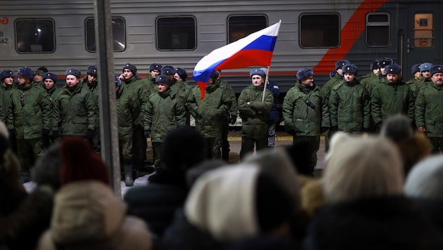 Einberufene russische Soldaten bei einer Abschiedszeremonie (Bild: AP)