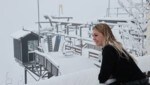 Zinkenstüberl-Chefin Sandra Lindtner blickt von ihrer Terrasse auf den Neuschnee: „Warum fährt der Lift nicht?“ (Bild: Tschepp Markus)