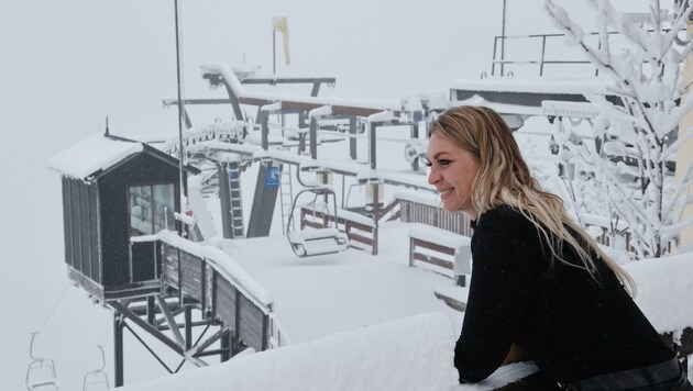 Zinkenstüberl-Chefin Sandra Lindtner blickt von ihrer Terrasse auf den Neuschnee: „Warum fährt der Lift nicht?“ (Bild: Tschepp Markus)
