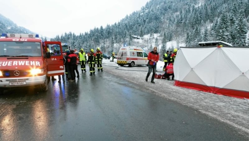 Der Autolenker starb am Unfallort. (Bild: Mathis Fotografie)