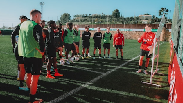 Ein akribischer Arbeiter: Matthias Jaissle (rechts) erklärt seinen Bullen, was er von ihnen verlangt. (Bild: Jasmin Walter - FC Red Bull Salzburg)