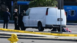 In diesem Wagen wurde der Verdächtige tot aufgefunden. (Bild: AFP)