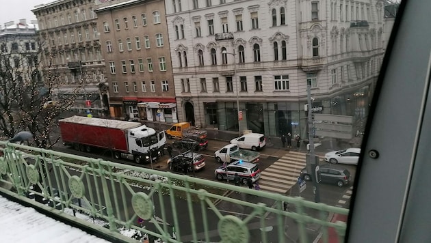 Ein Lkw war am Montagmorgen als Geisterfahrer am Wiener Gürtel unterwegs. (Bild: "Krone"-Lesereporter)