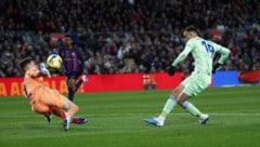 Barcelona-Keeper Marc-Andre ter Stegen sorgt mit seiner Parade gegen Getafe für Staunen. (Bild: AP)