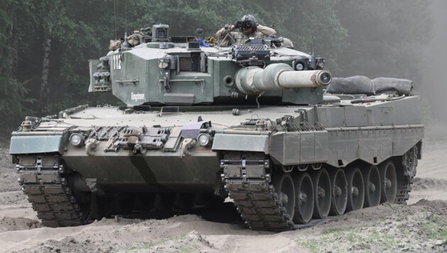 Der Leopard 2 gilt als einer der modernsten Panzer der Welt. Rund 100 Stück sollen in den nächsten Monaten aus ganz Europa an die Ukraine gehen. (Bild: KMW)