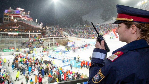 Eine Polizistin beim Zielhang in Schladming (Bild: LPD Stmk)