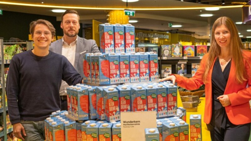 Verena Wiederkehr (Billa) freut sich gemeinsam mit Luca Fichtinger und Christoph Derler von Wunderkern über die Ausweitung des Kerndrinks auf insgesamt über 520 Supermarkt-Filialen. (Bild: Christian Landl)