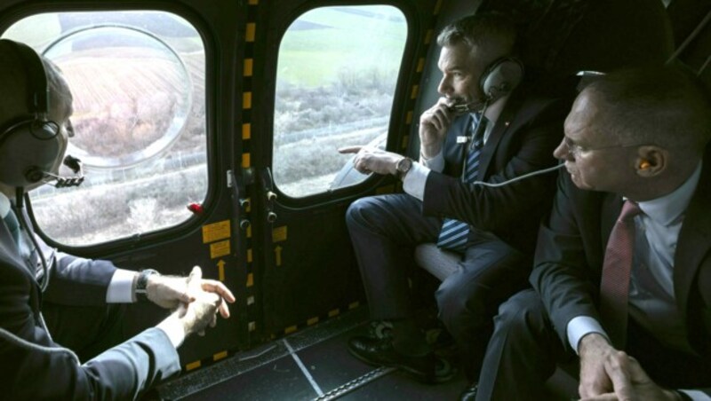 Karl Nehammer und Gerhard Karner besichtigen den EU-Grenzzaun in Bulgarien. (Bild: APA/BUNDESKANZLERAMT/ANDY WENZEL)