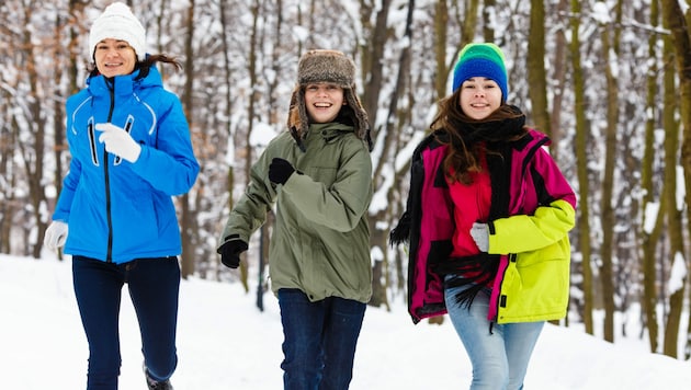 Spaß an der Bewegung kann und soll Kindern vermittelt werden - rund ums Jahr. (Bild: Jacek Chabraszewski - stock.adobe.com)