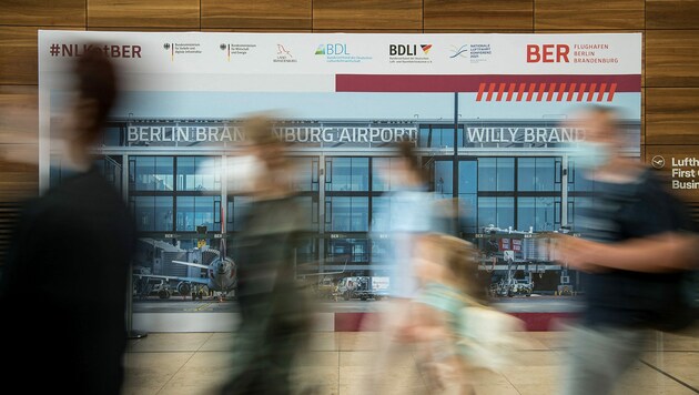 Passagiere werden am Mittwoch ein großes Problem haben am Flughafen BER in Berlin. (Bild: APA/AFP/STEFANIE LOOS)