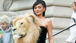 Kylie Jenner zog in Paris mit ihrem Löwenkopf-Outfit alle Blicke auf sich. (Bild: Laurent VU / Action Press/Sipa / picturedesk.com)