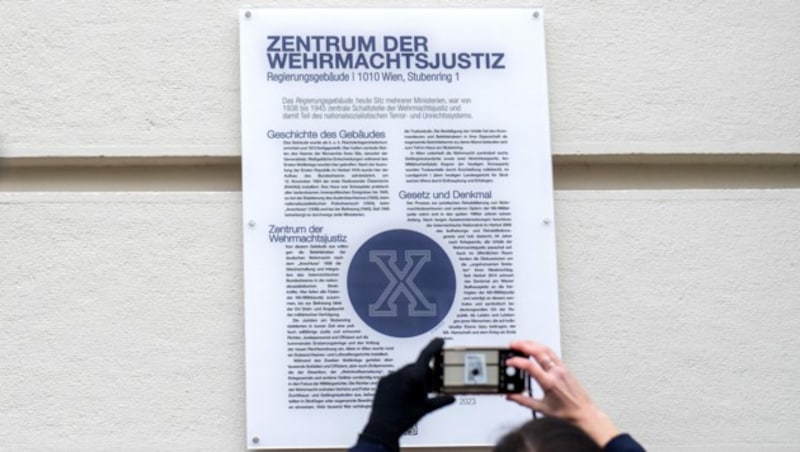 Die Gedenktafel für die Opfer der NS-Militärjustiz am Sozialministerium in Wien (Bild: APA/GEORG HOCHMUTH)