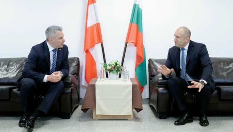 Bundeskanzler Karl Nehammer (l.) mit dem bulgarischen Präsidenten Rumen Radew (r.) (Bild: BKA)