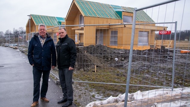 Nachhaltig: „Die Residenzen werden in Holzriegelbauweise errichtet“, so Bert Jandl (links) und Joe Gelbmann. (Bild: Charlotte Titz)